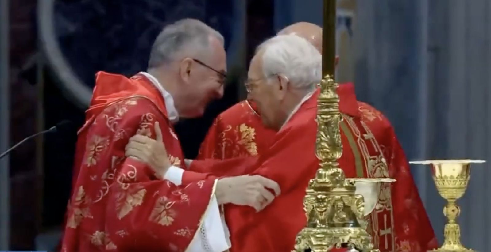 El momento en que Re desea 'suerte' a Parolin