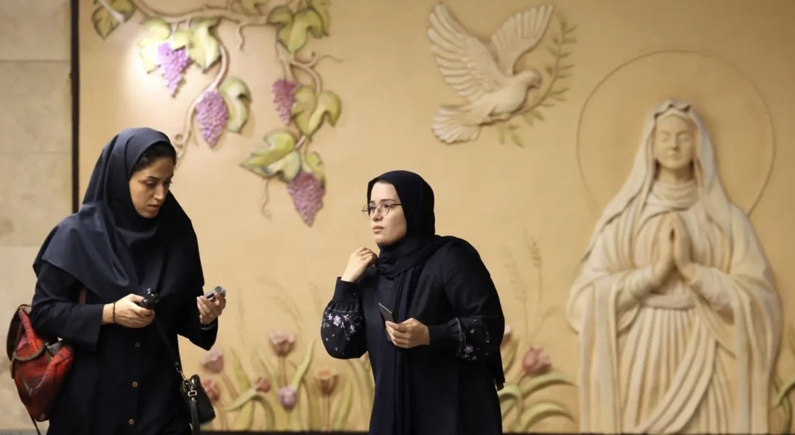 La imagen de la Virgen María, con los párpados cerrados