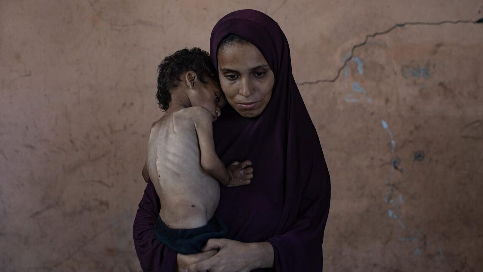 Yazan Abu Foul, junto a su madre Naima, en el campo de refugiados