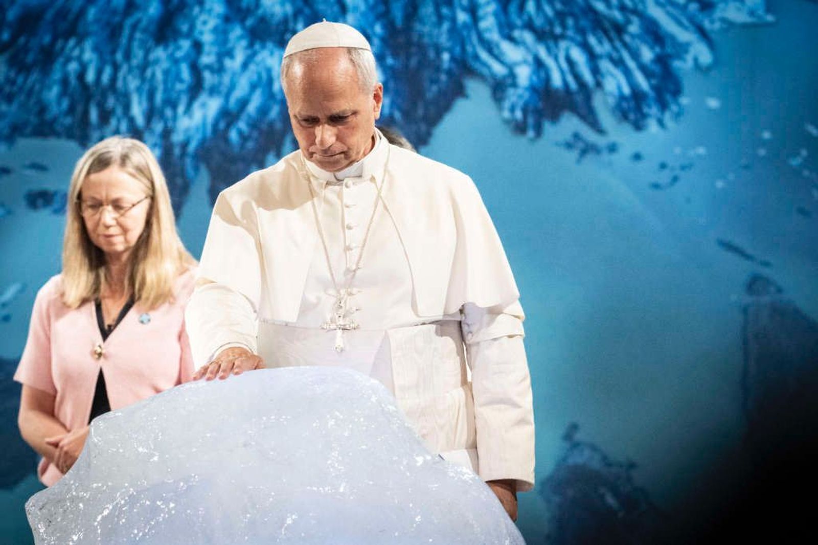 El papa bendijo un bloque de hielo