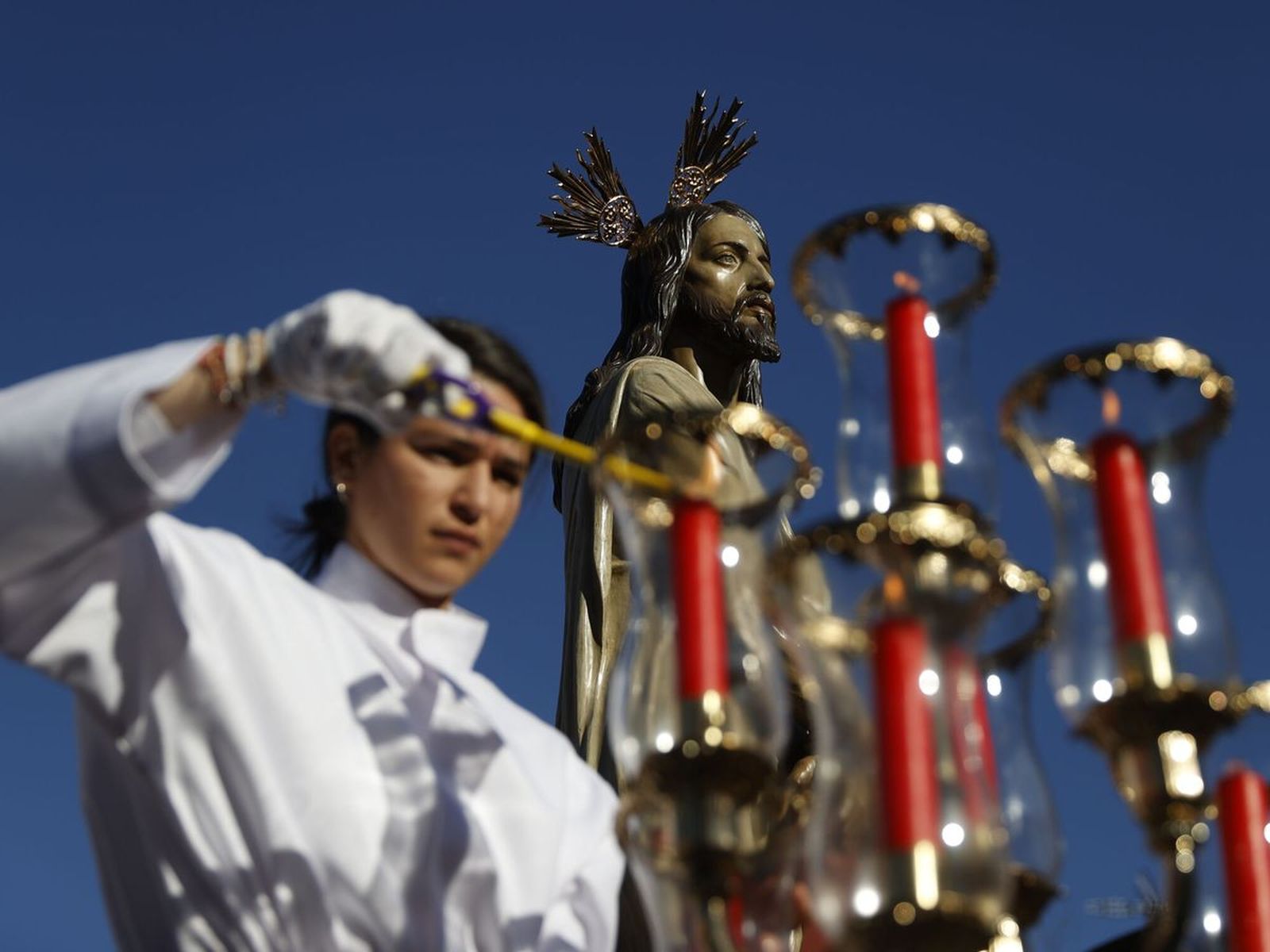 Una joven durante una procesión en Madrid