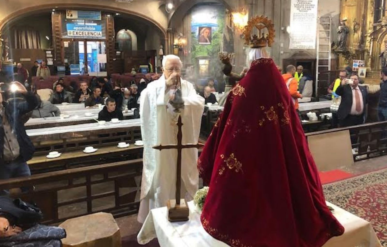 El Padre Ángel inciensa a la Virgen de Covadonga