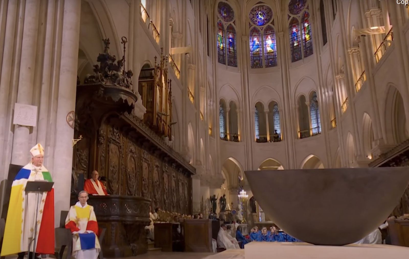 El arzobispo de Paris en la consagración del altar de Notre Dame