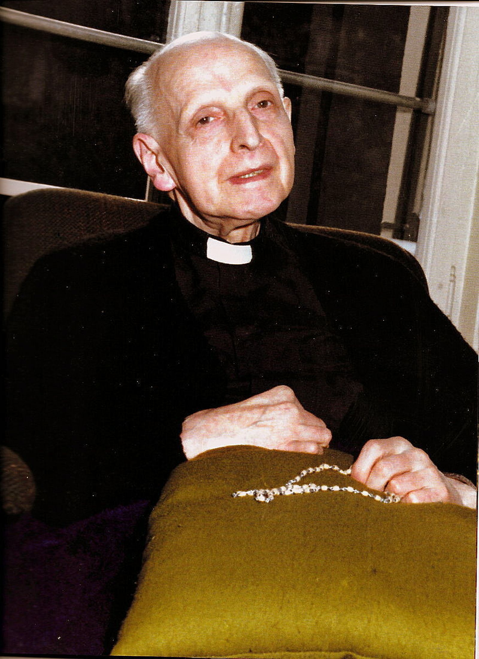 Pedr Arrupe, enfermo de icuts cerebral, rosario en mano