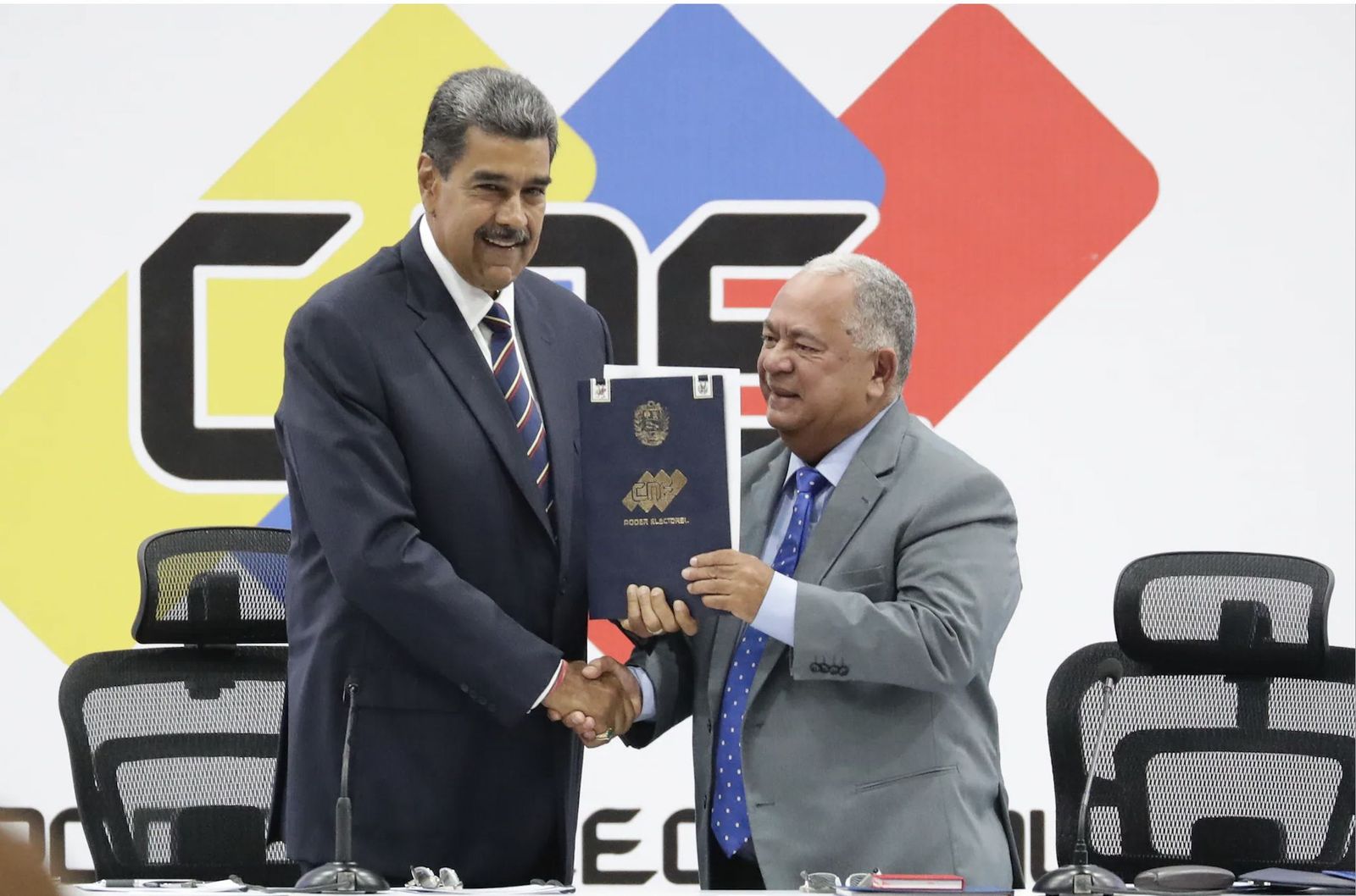 Maduro y el presidente del CNE