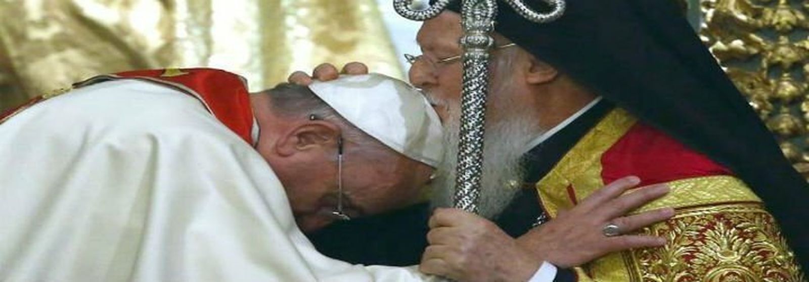 Francisco se inclina ante Bartolomé