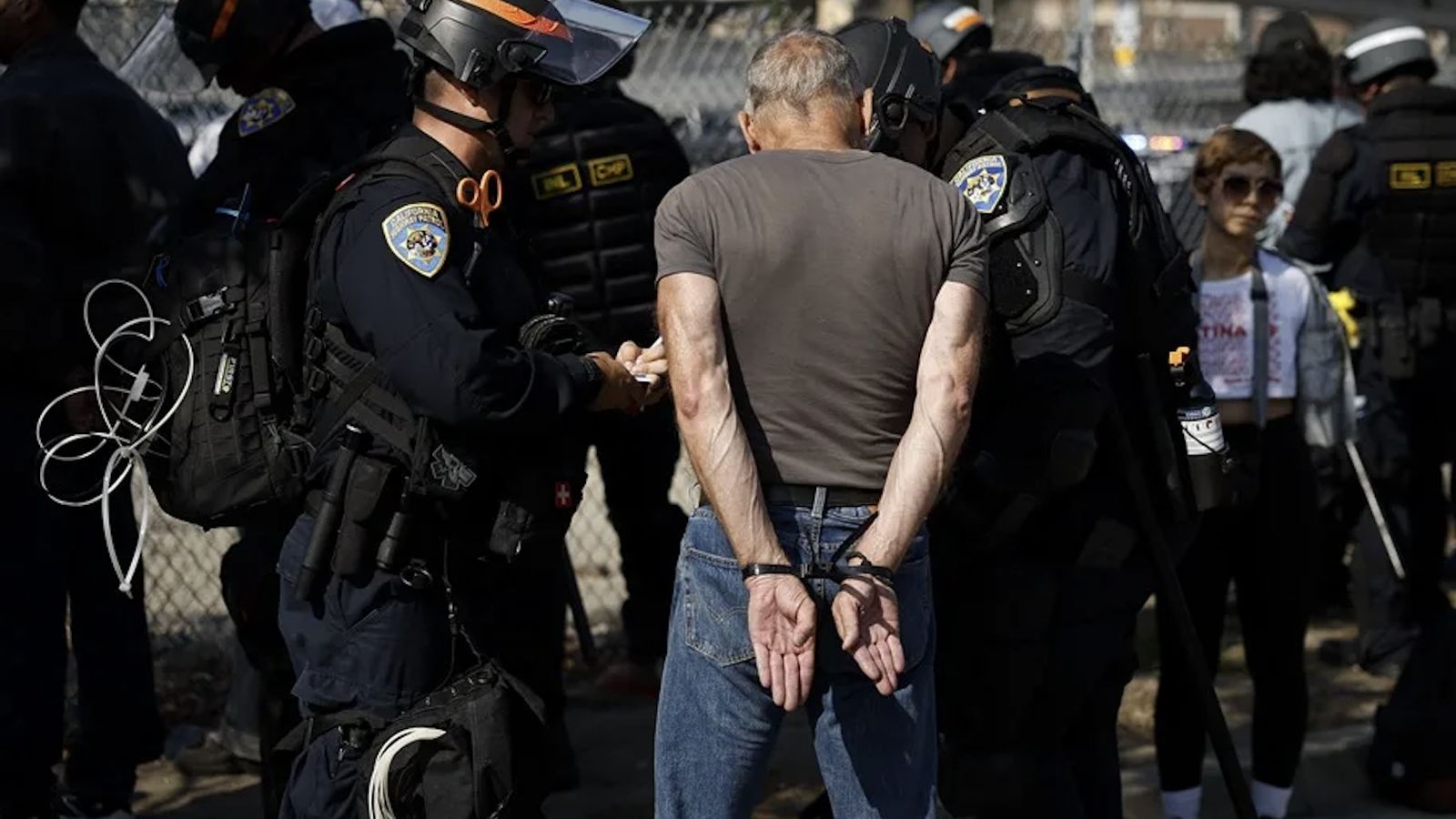 Un detenido en las protestas contra las redadas del ICE