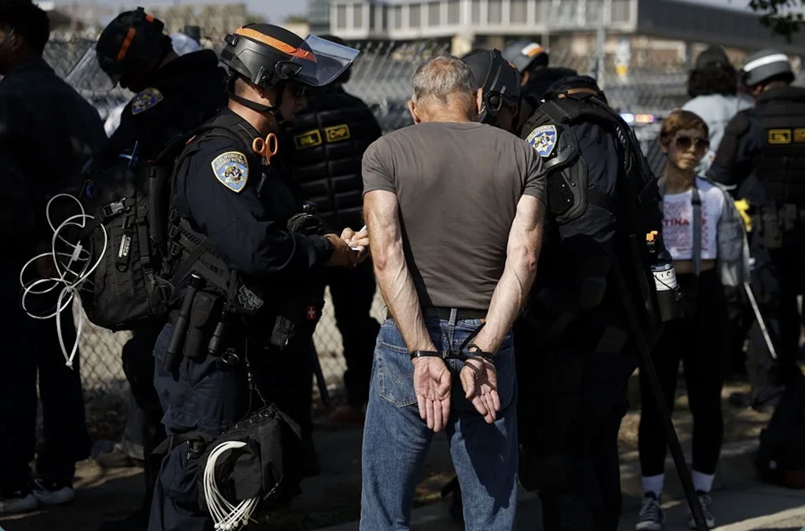 Un detenido en las protestas contra las redadas del ICE