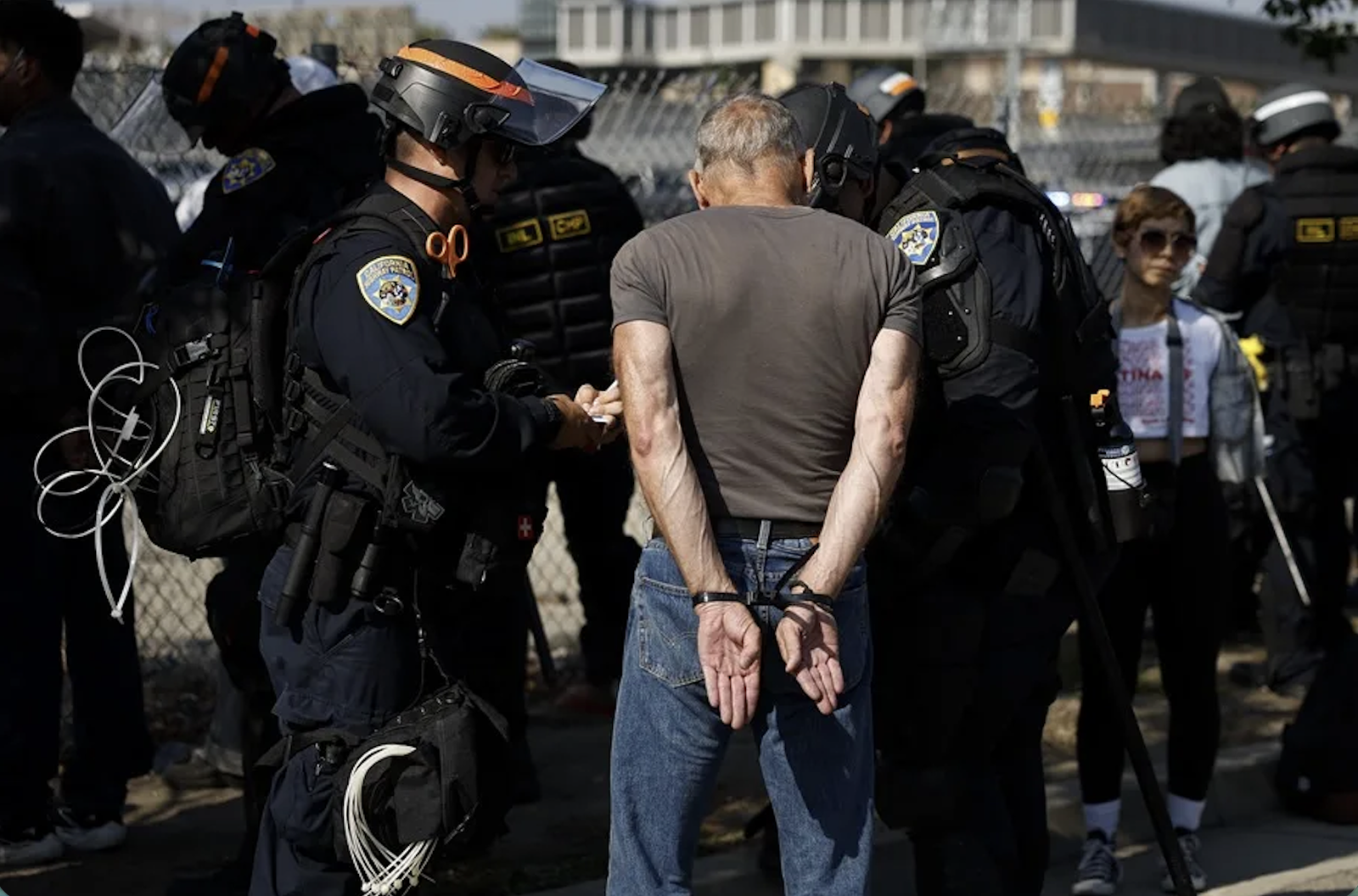 Un detenido en las protestas contra las redadas del ICE