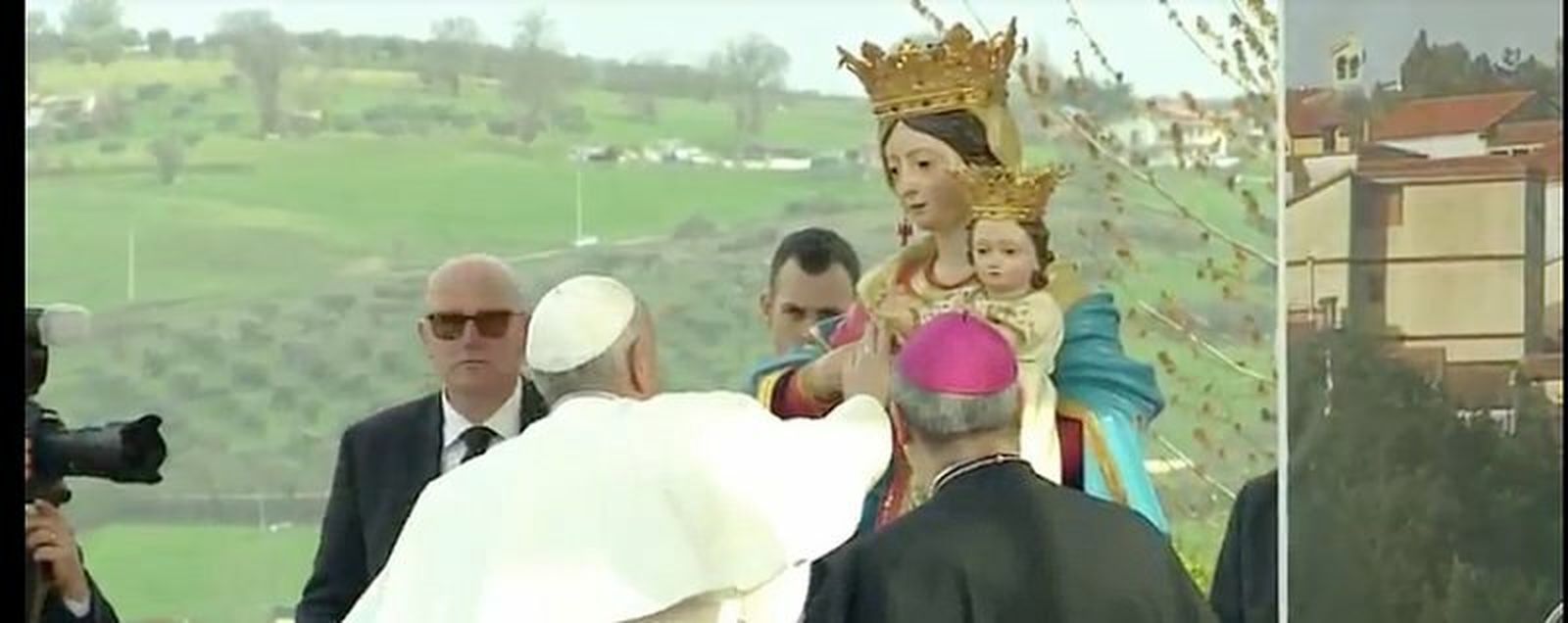 Francisco reza ante la Madonna