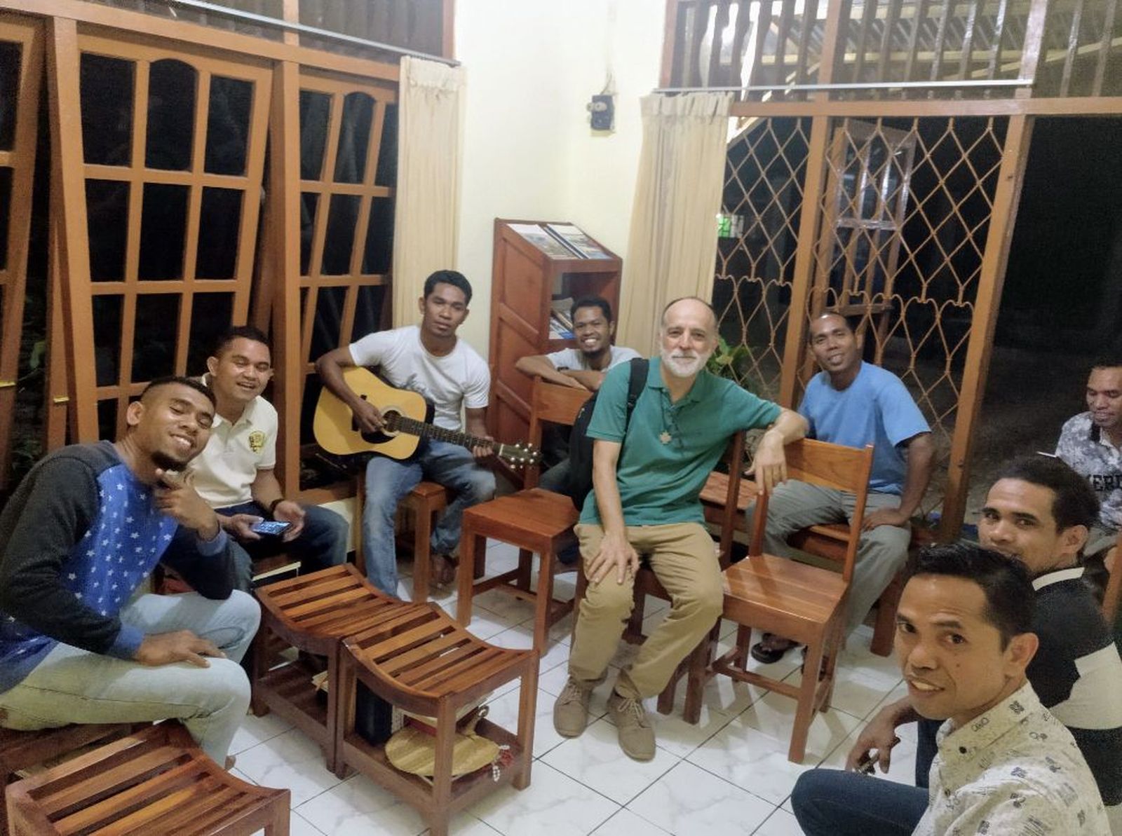 Daniel Hallado, con jóvenes de Timor Oriental