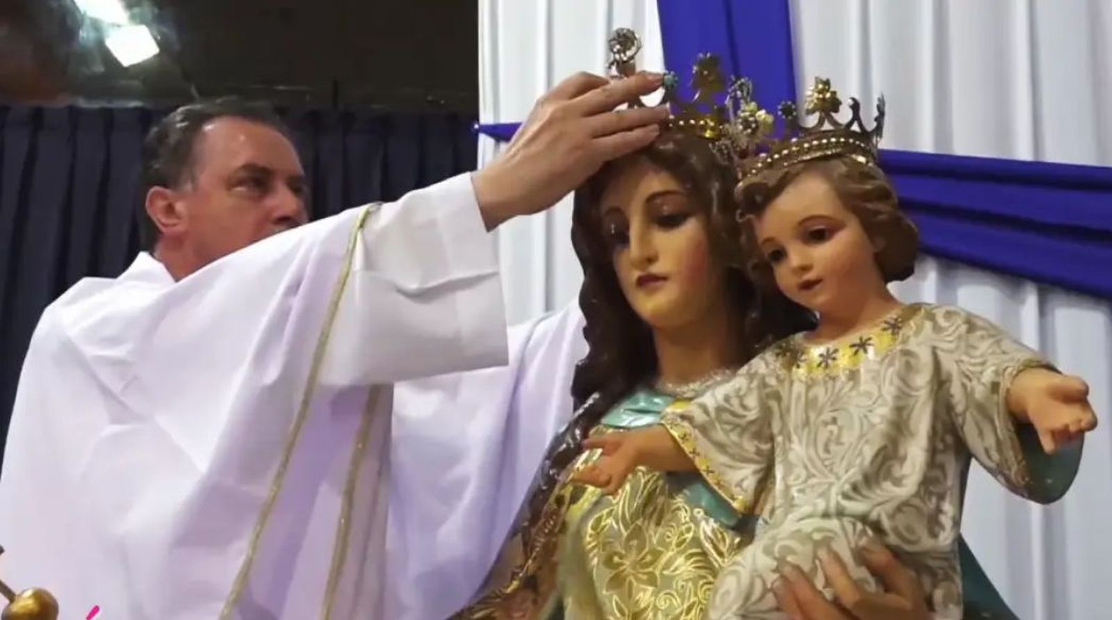 P. Ángel Fernández coronando imagen centenaria de María Auxiliadora. Salesianos Piura