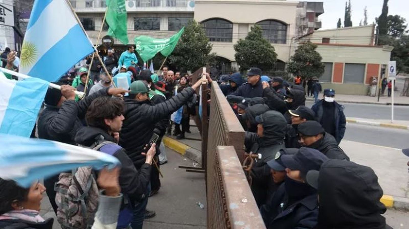 Enfrentamientos entre policía y manifestantes