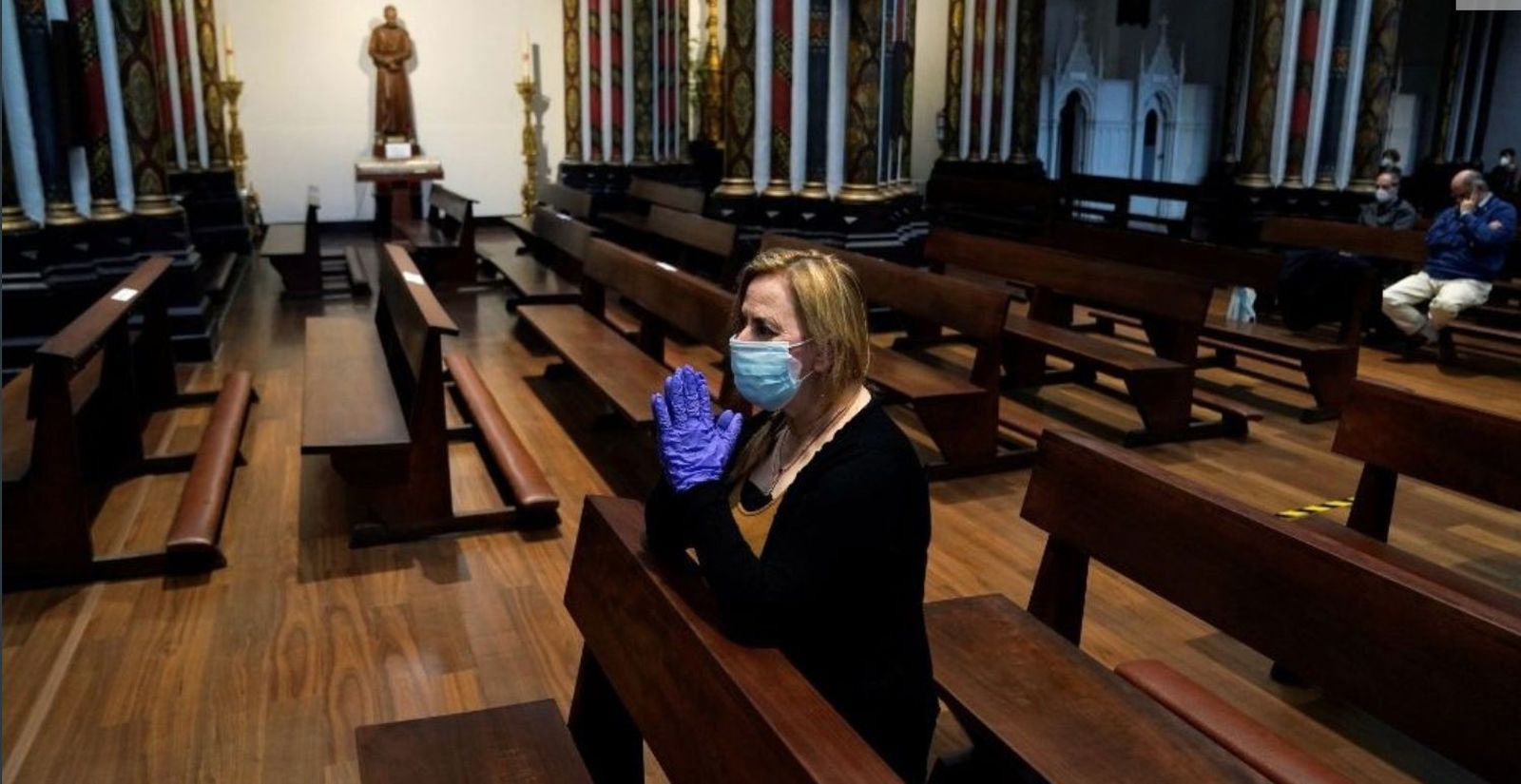 Personas en una iglesia