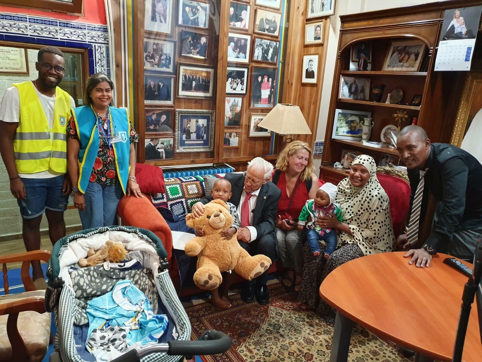 La familia, con el padre Ángel y el equipo de San Antón, en la sacristía