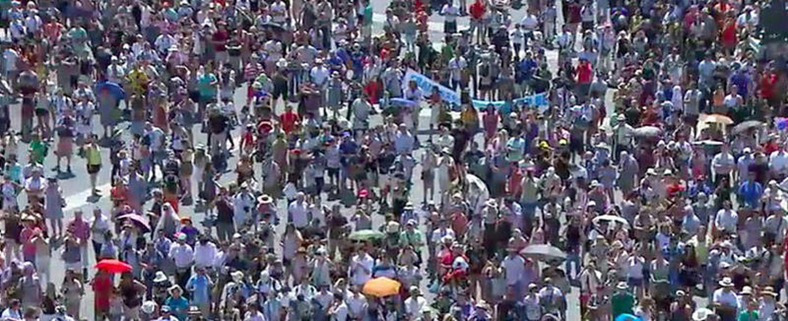 Miles de fieles en San Pedro