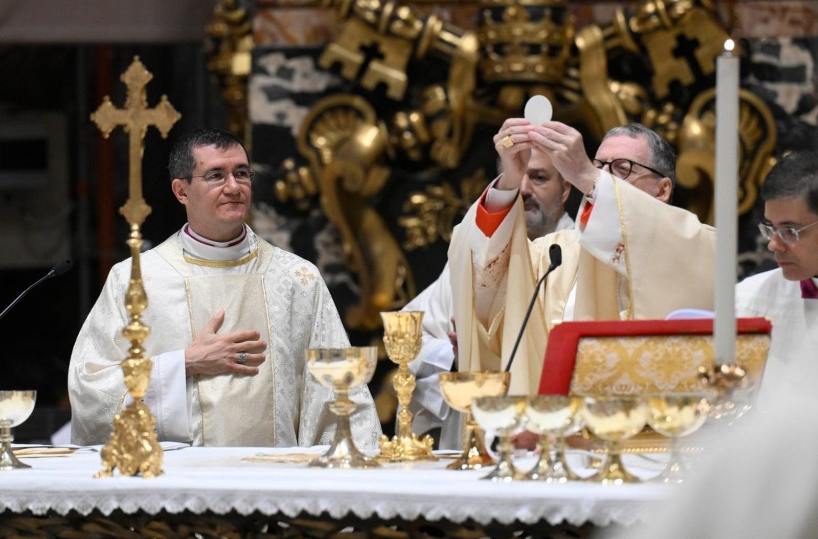 Monseñor Ciampanelli (izquierda) durante la misa de su ordenación episcopal