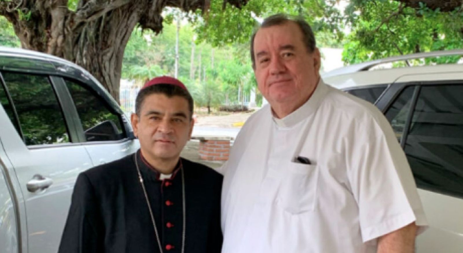 Rolando Álvarez y Carlos Avilés, uno de los sacerdotes detenidos