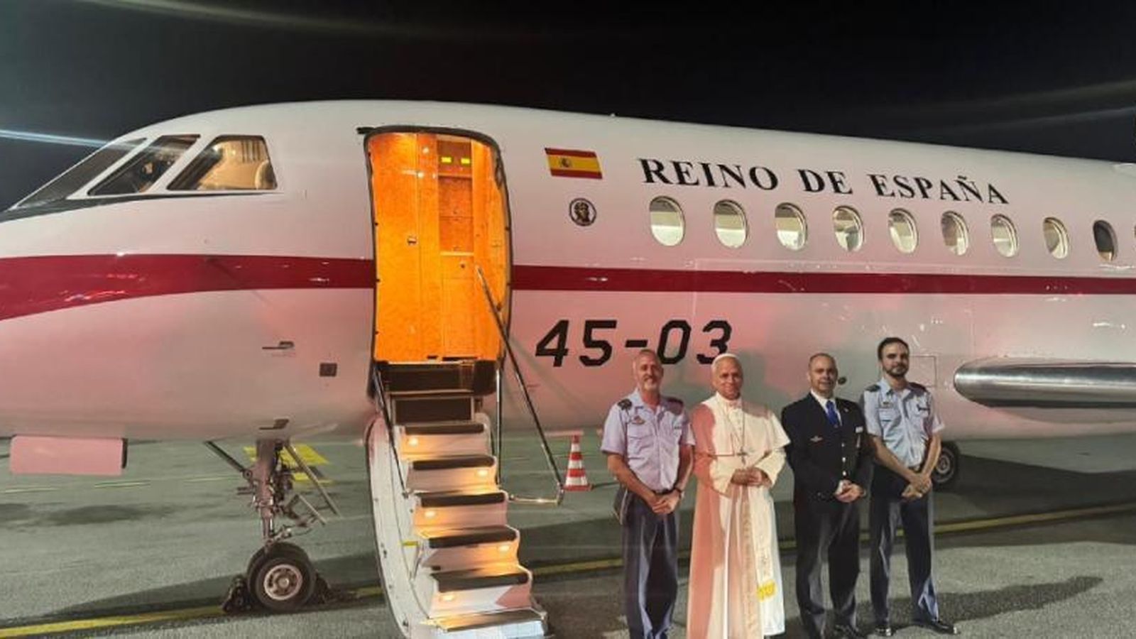El Papa con la tripulación del Falcon en el que volvió a Roma