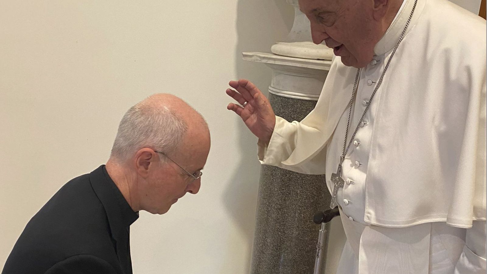 Francisco bendice a James Martin