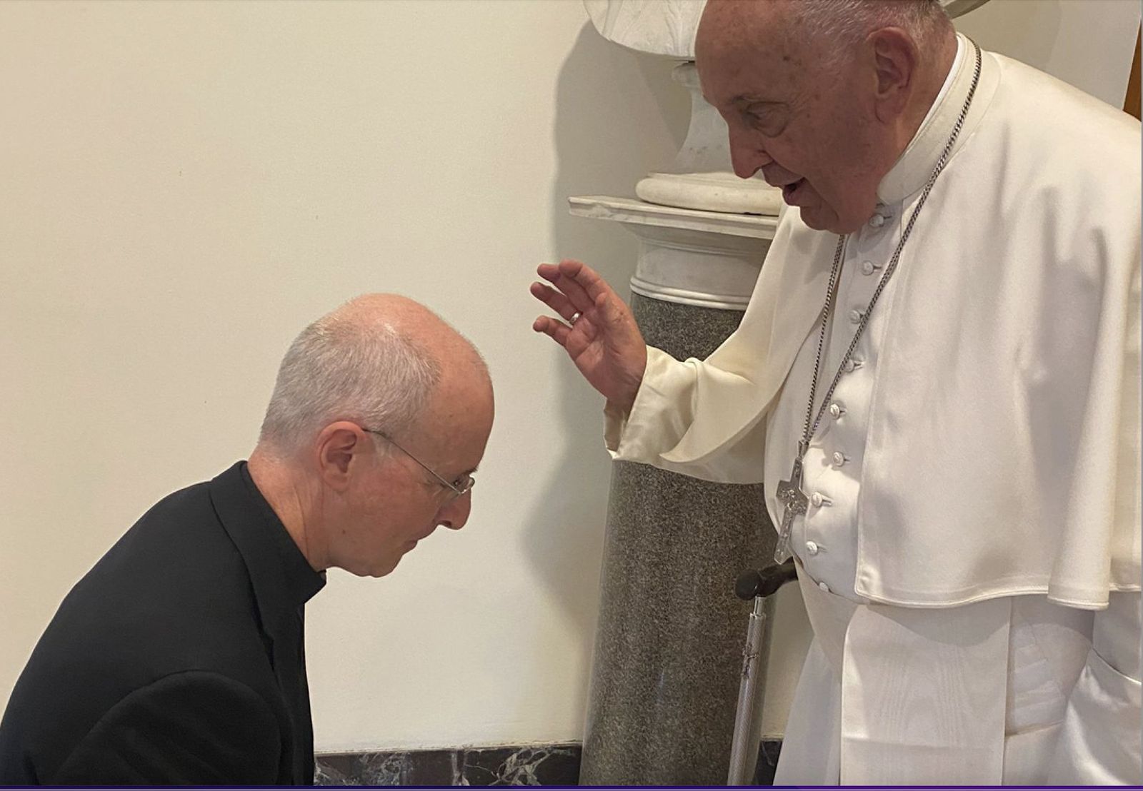 El Papa bendice a James Martin