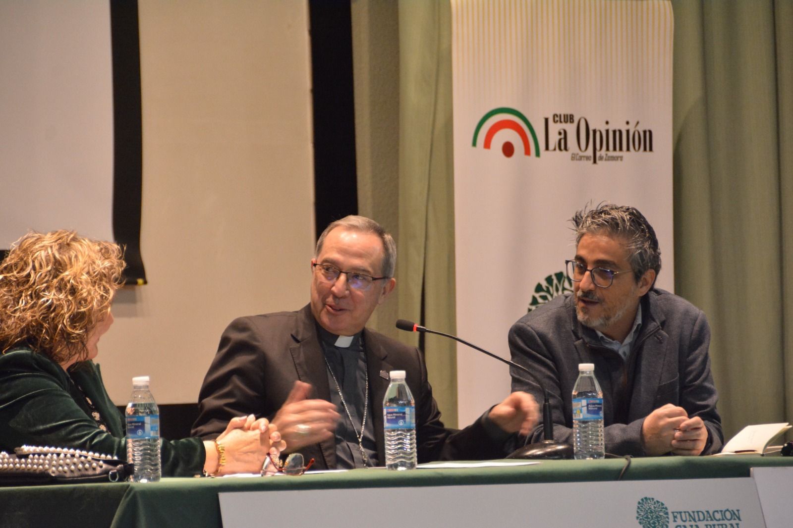 Valera, flanqueado por Bastante y Ferreras