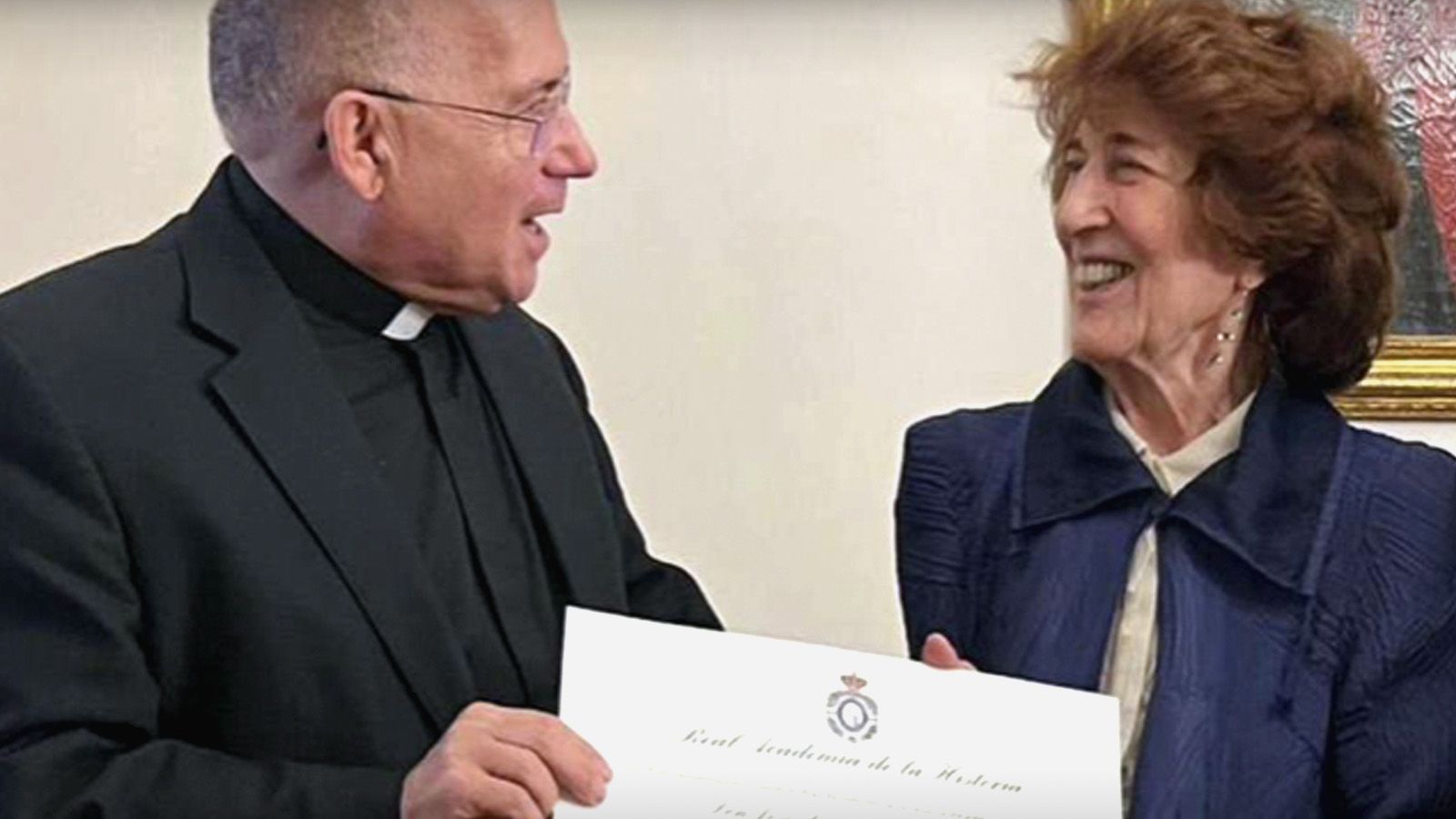 El académico D. José Luis Sánchez García y la directora de la Real Academia de la Historia, Dña. Carmen Iglesias Cano.
