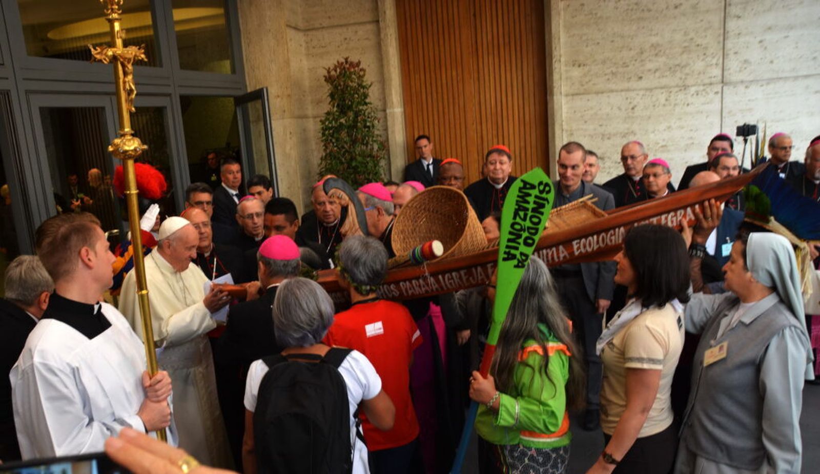 Papa Francisco recibe una de las canoas a la entrada del aula sinodal Foto Jaime C. Patias