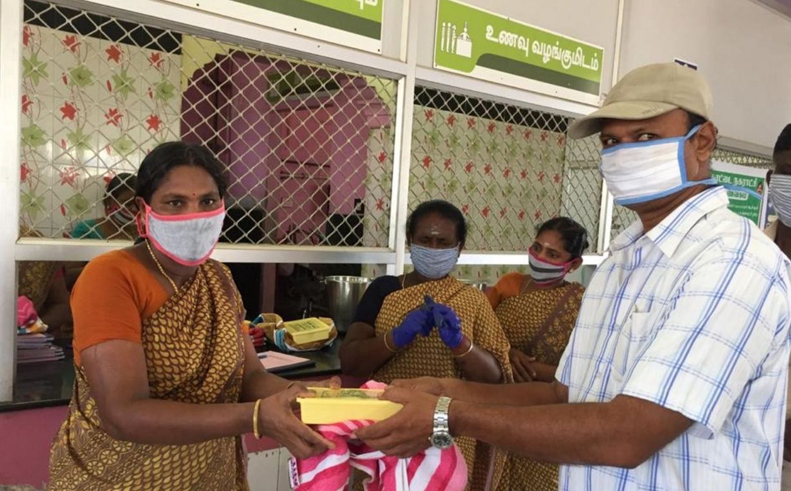 Cyril en la entrega de productos básicos durante la pandemia