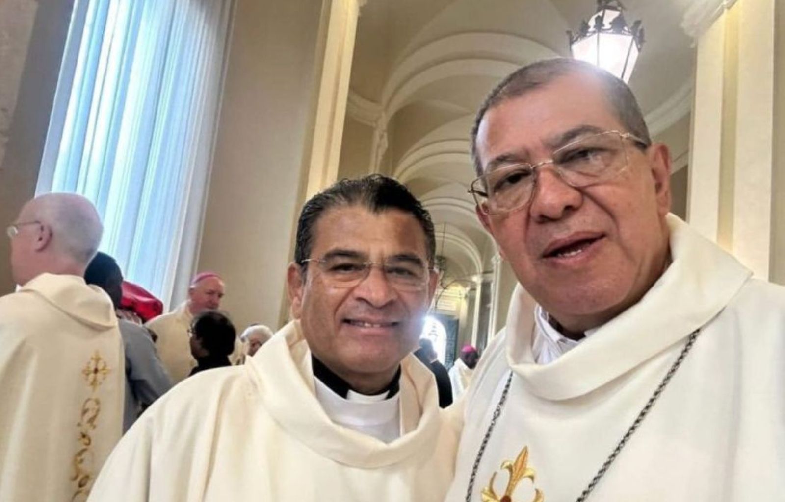 Monseñor Rolando Álvarez (izda), junto al obispo Javier Román (dcha)