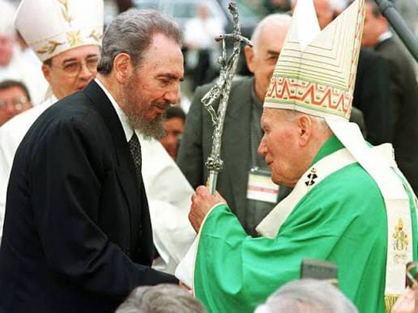 Fidel Castro saluda a Juan Pablo II en Cuba 1998
