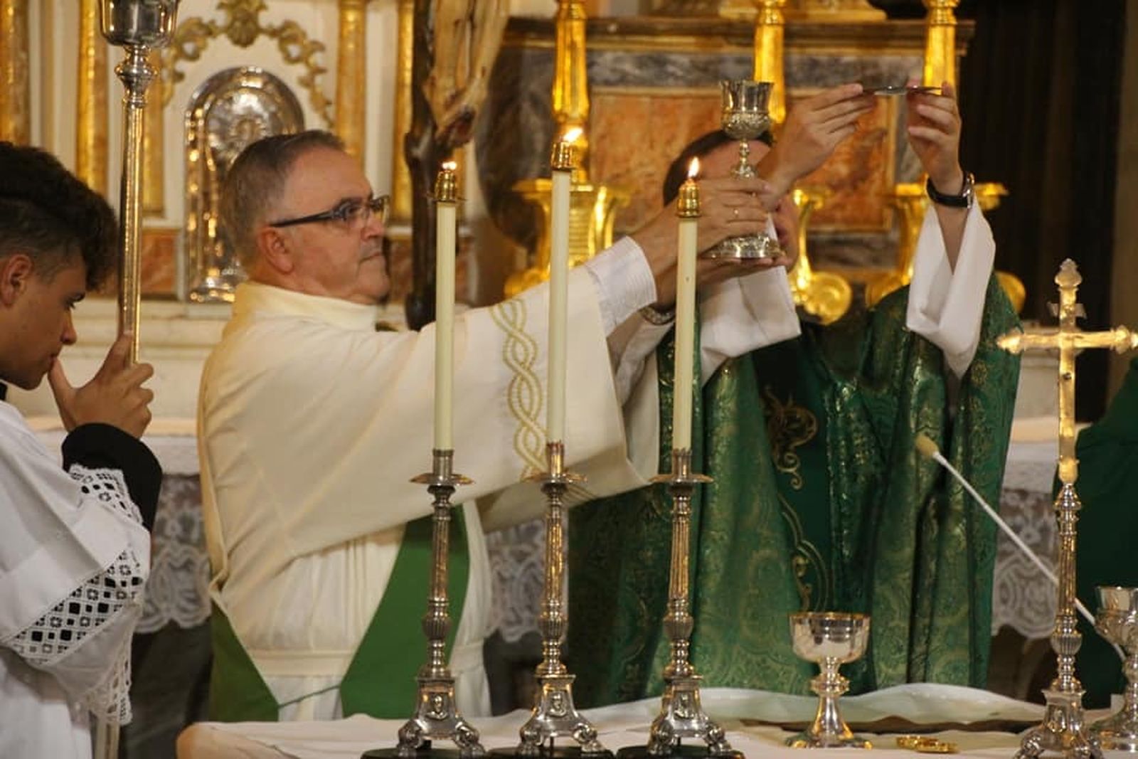Padre con su hijo sacerdote