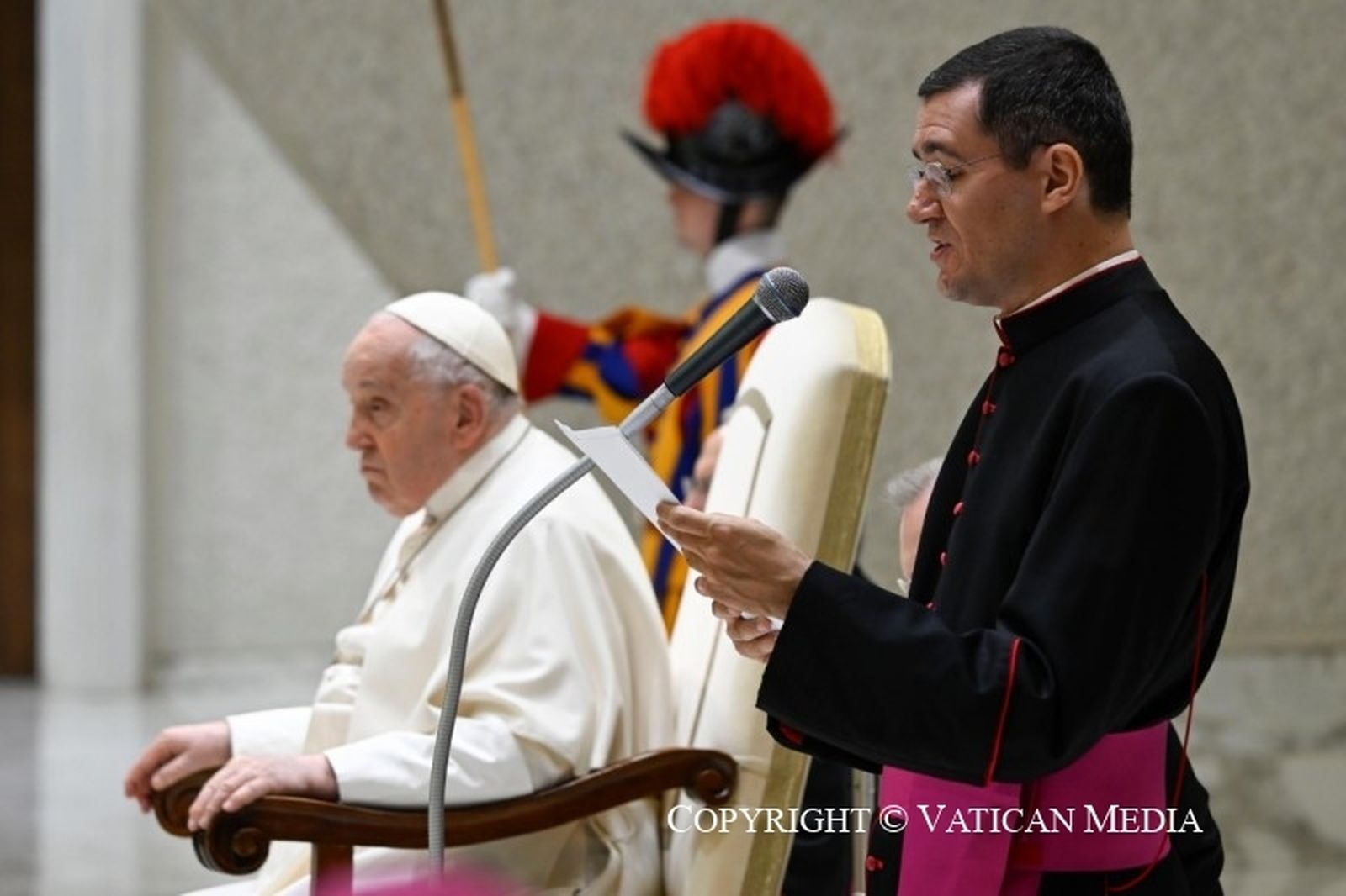 Francisco se somete a controles de salud en un hospital de Roma