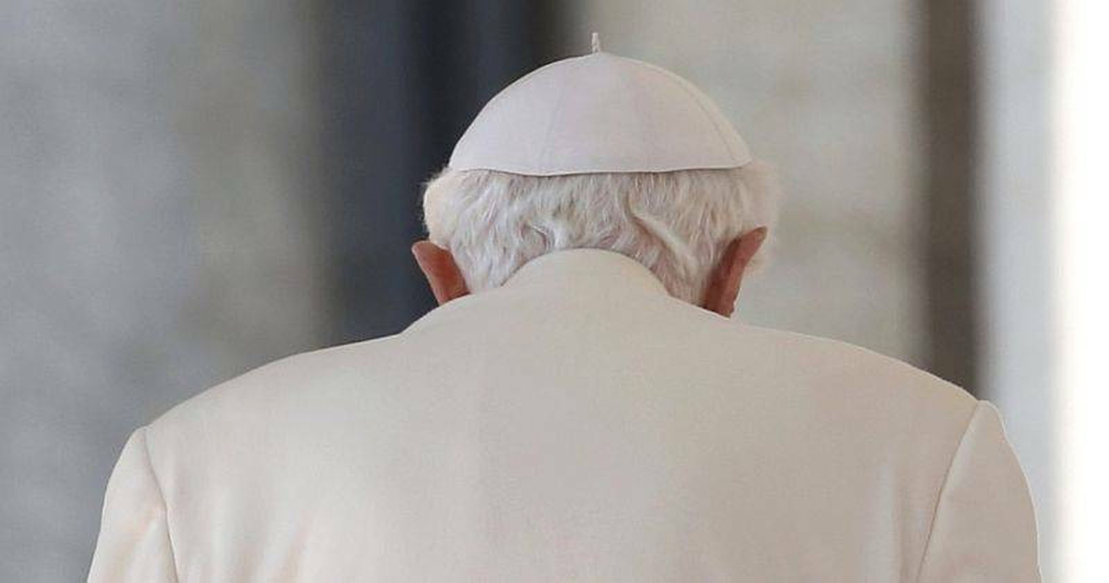 Benedicto, de espaldas