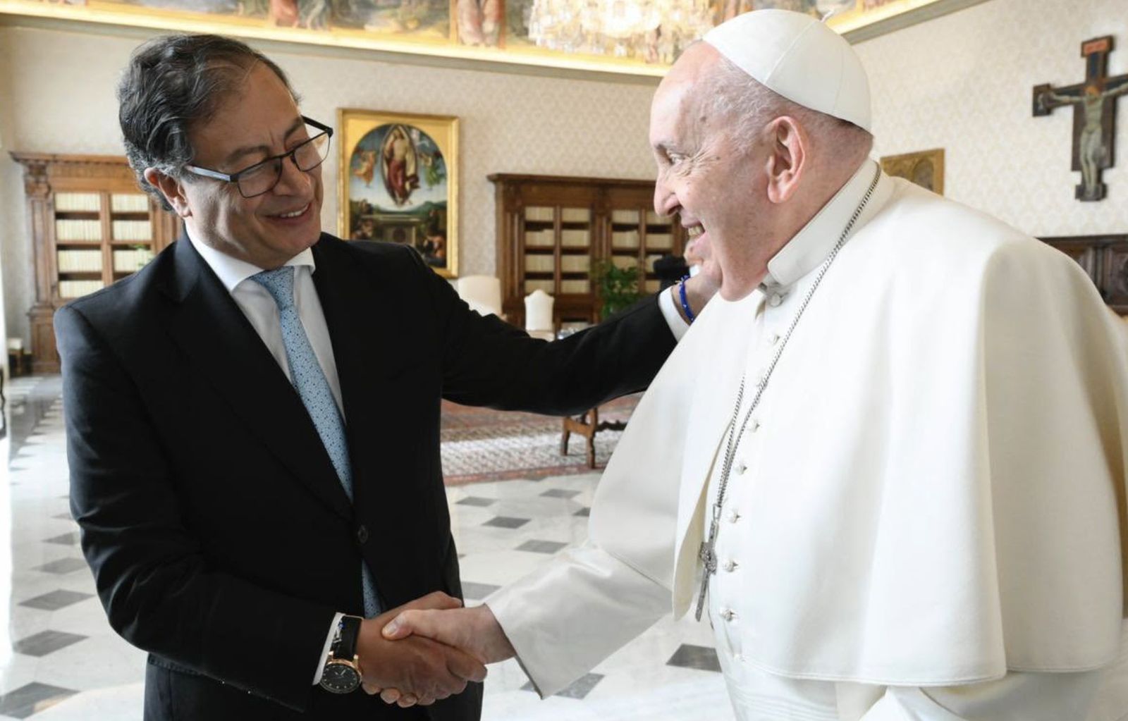 El Papa saluda al presidente Petro