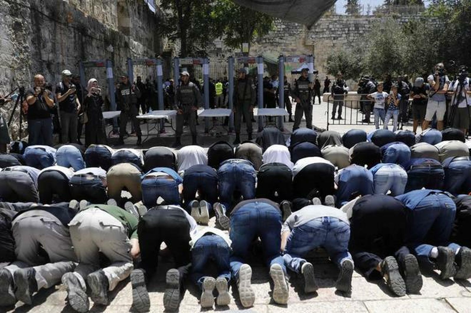 Rezo en la Explanada de las Mezquitas