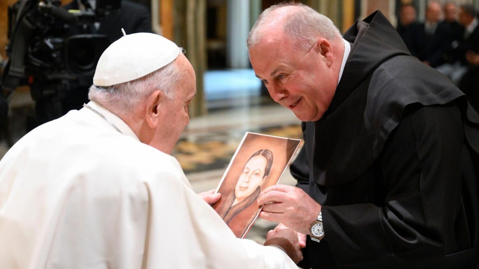 El Papa, con uno de los participantes en la audiencia