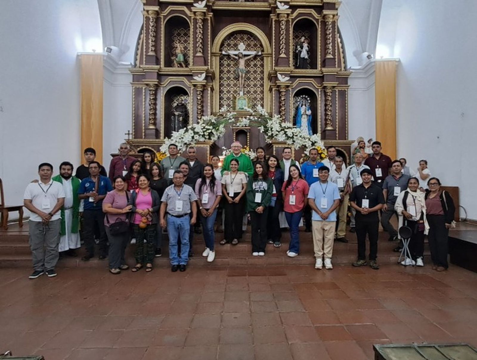 Mons. Antonio Calderón Cruz, obispo de Jutiapa, desde la Iglesia Catedral, presidió la Eucaristía de inauguración del Congreso con los participantes.