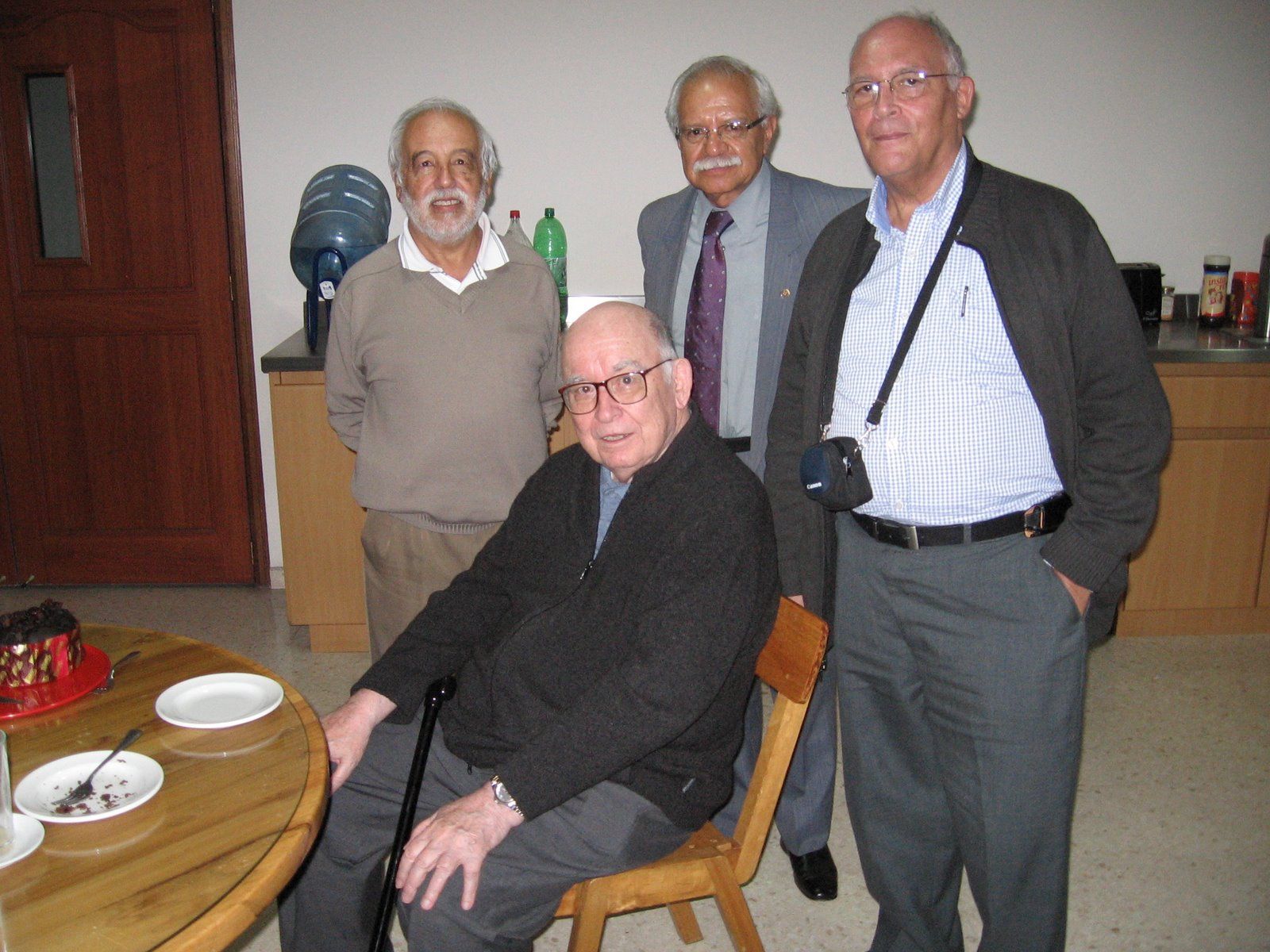 en primer plano padre Alfredo Morin y Carlos Martinez