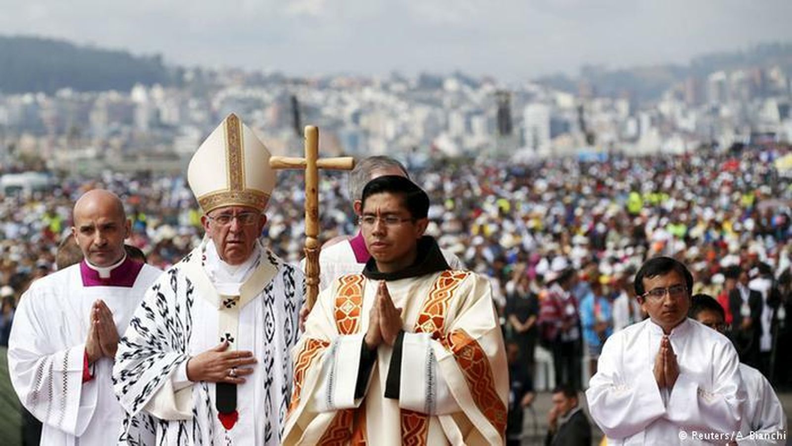 Papa con cruz de madera