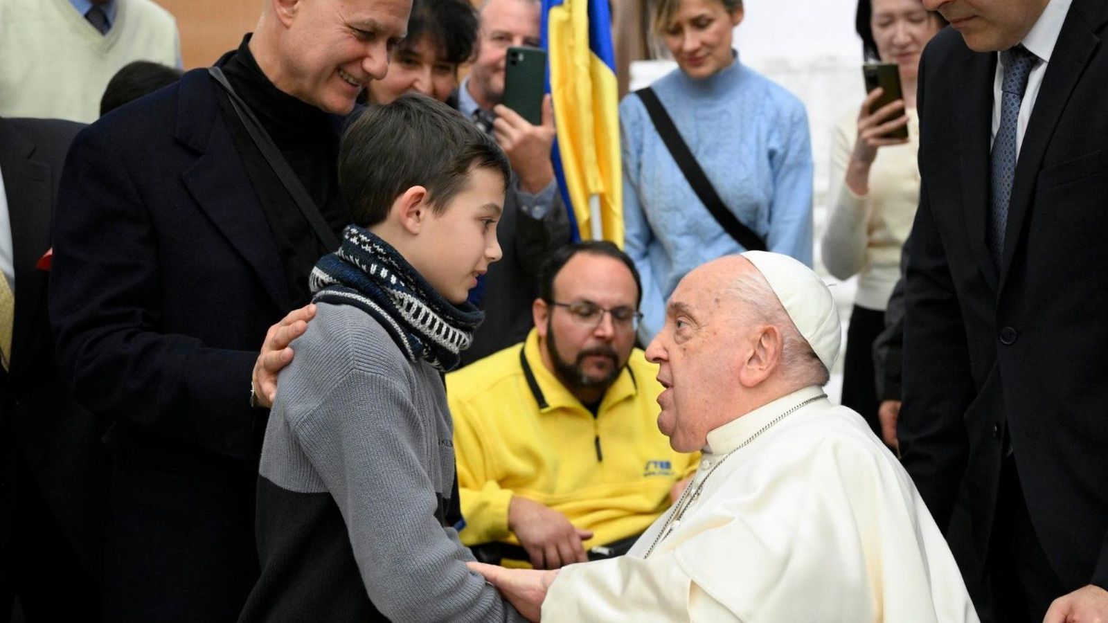 Francisco saluda a un niño al final de la audiencia general