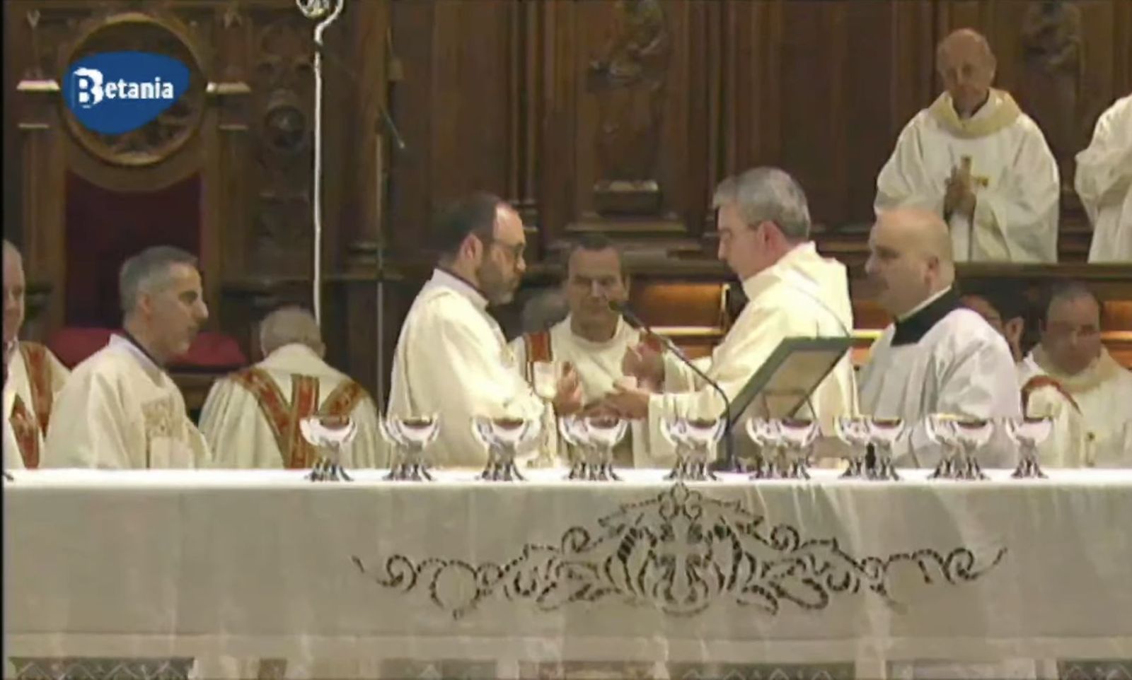 El obispo Prado, tras su ordenación, ya presidiendo la ceremoniaj