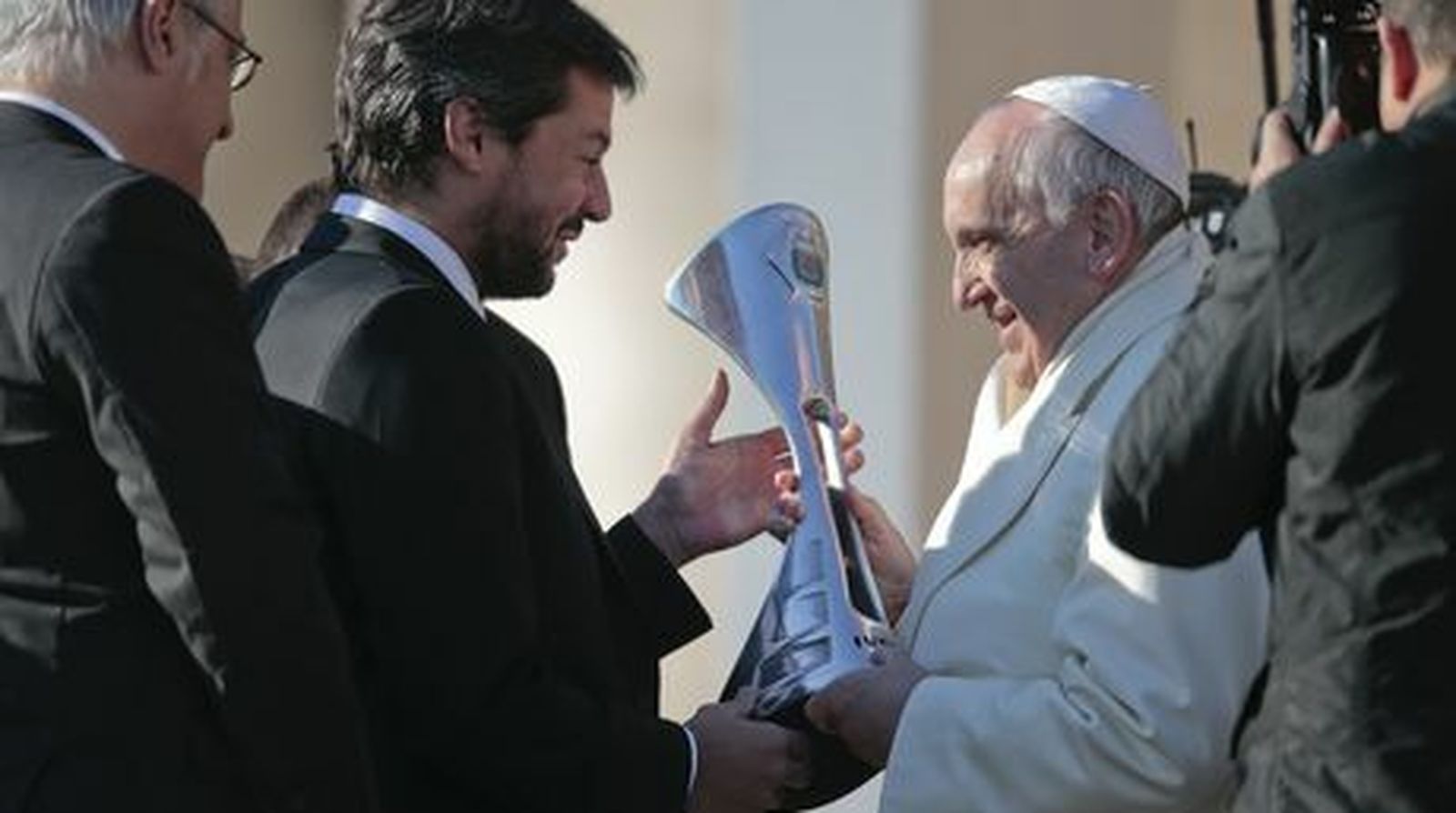 Entregan al Papa una réplica de la Copa