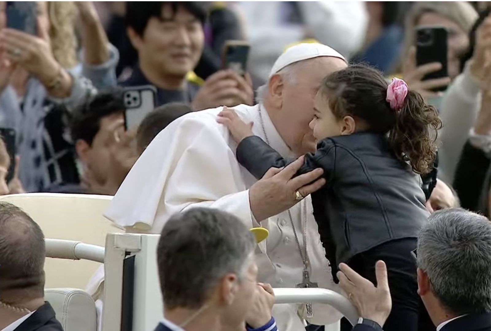 El Papa besa a una niña en la audiencia general