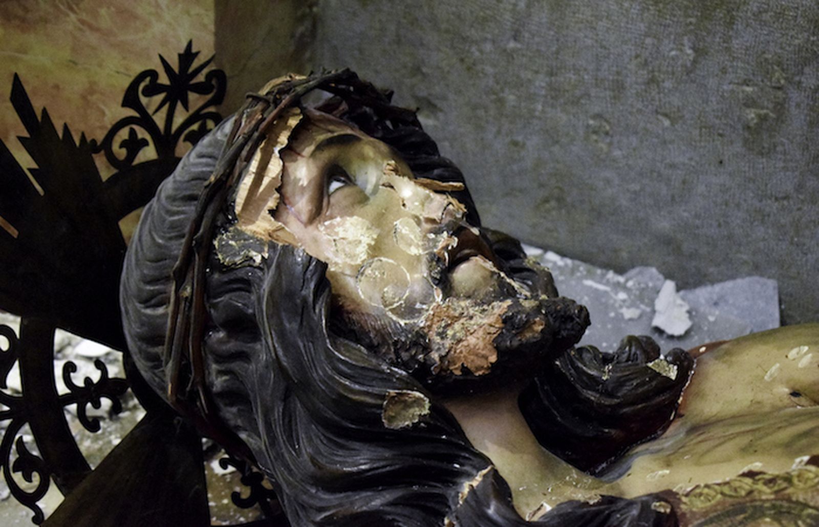 Un extremista judío derriba una estatua de Jesús en la Ciudad Vieja de Jerusalén