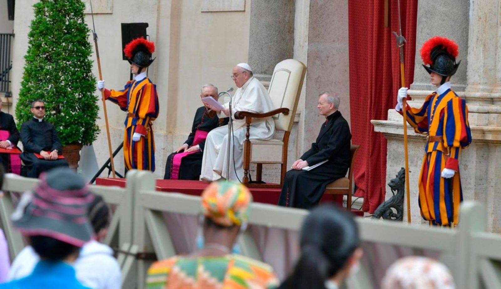 Audiencia en el patio de San Dámaso
