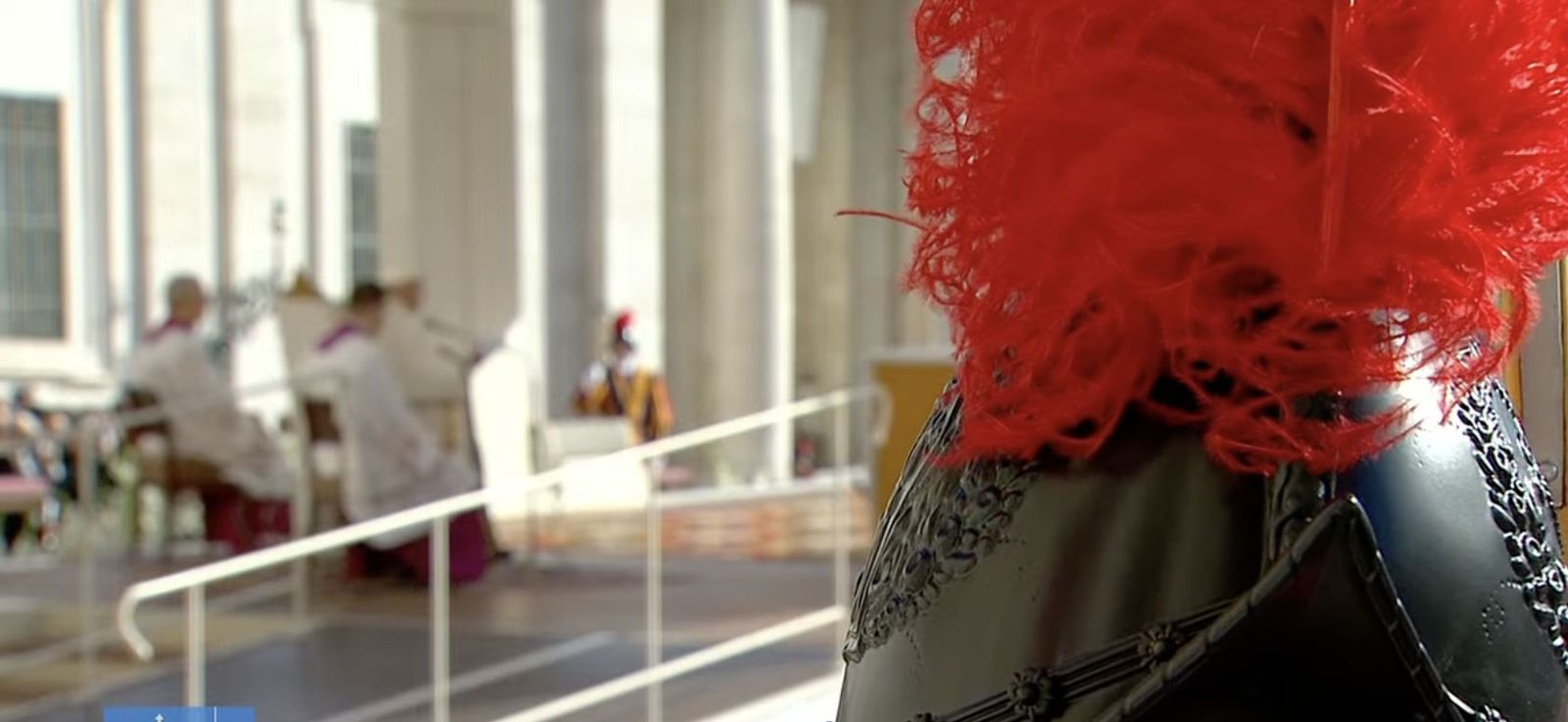 Un Guardia Suizo, custodiando al Papa