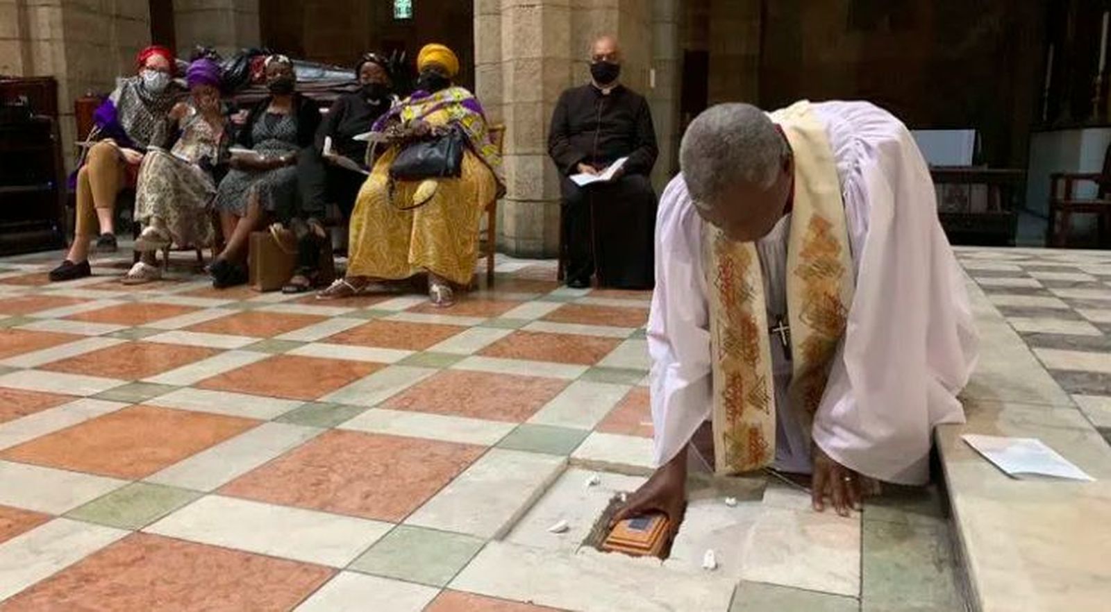 Las cenizas de Desmond Tutu, enterradas en la catedral de Ciudad del Cabo