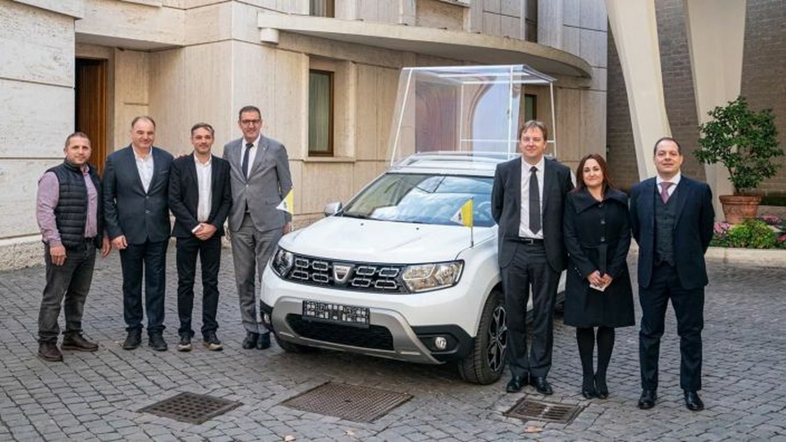Un Dacia Duster modificado, otro modelo de papamóvil