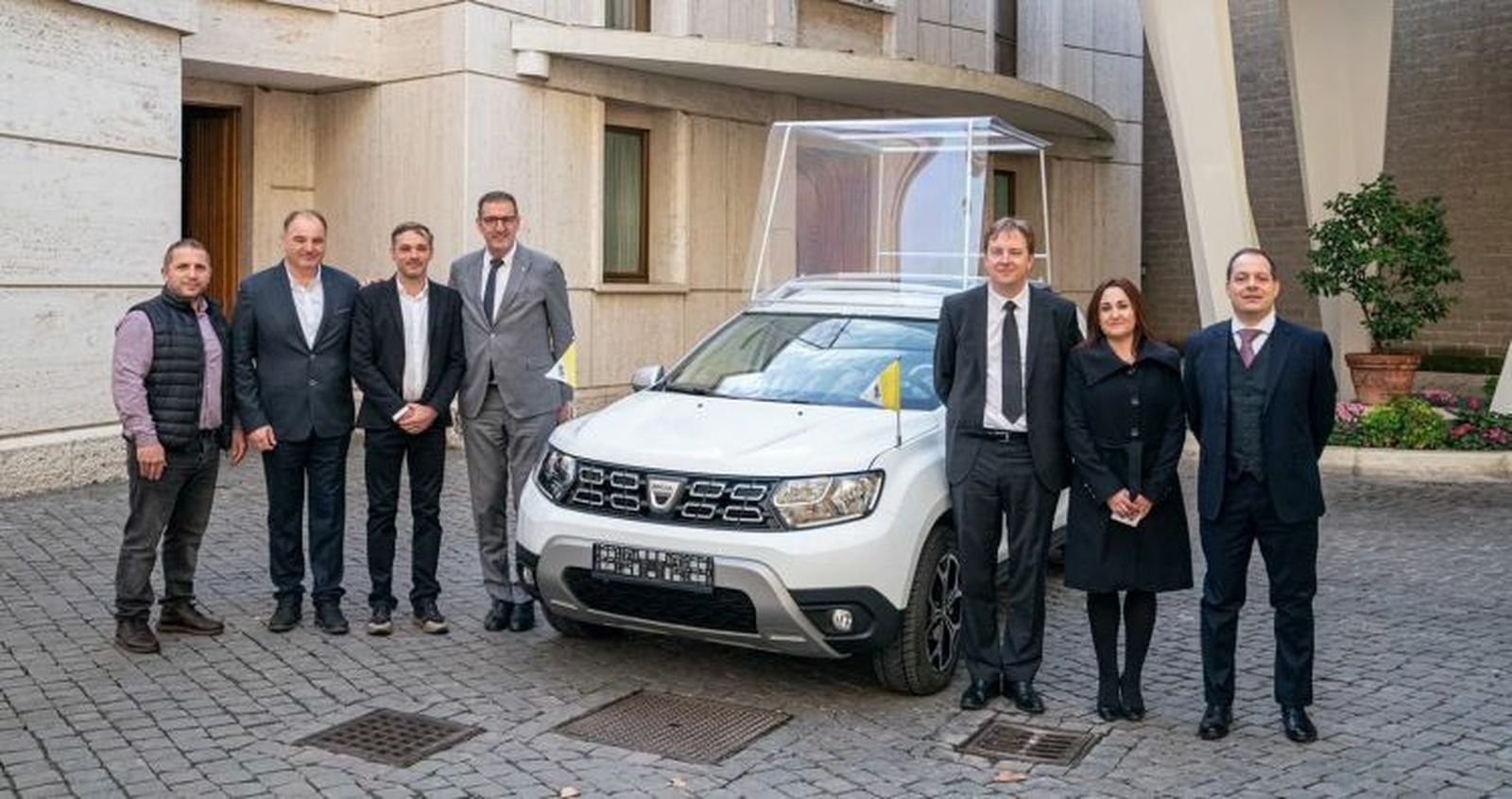 Un Dacia Duster modificado, el nuevo papamóvil